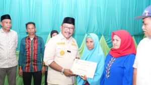Pemkab Bombana Salurkan BLT dan Modal BUMDes untuk Atasi Kemiskinan Ekstrem