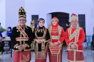 Pemimpin Bombana Tampil dengan Busana Adat Moronene di HUT ke-61 Sulawesi Tenggara