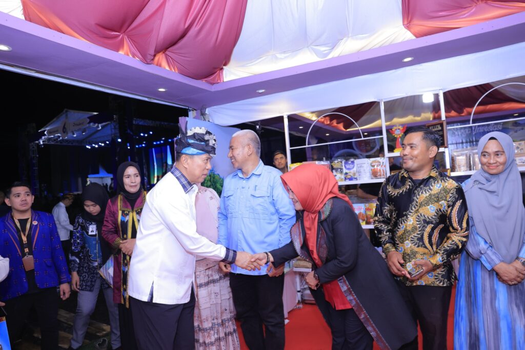Gubernur Sultra Kunjungi Stand Pameran Kabupaten Bombana, Apresiasi Produk UMKM dan Kerajinan Lokal