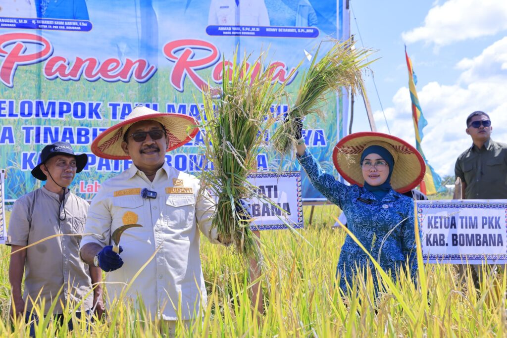 Bupati Bombana H. Burhanuddin bersama Istri