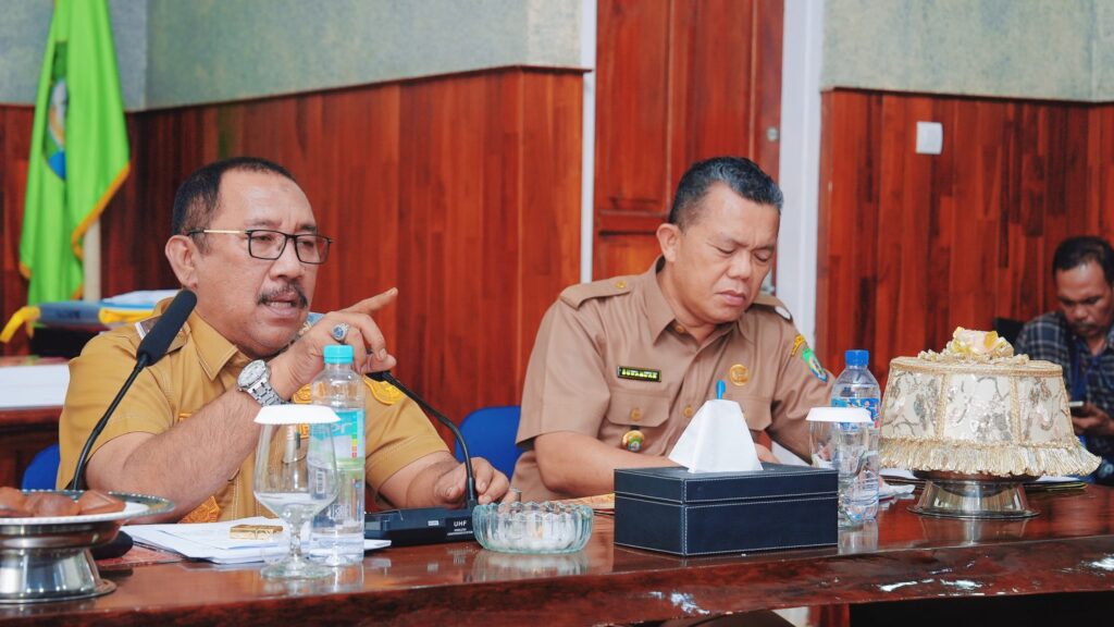 Bupati Bombana, H. Burhanuddin (kiri) saat menyampaikan arahannya