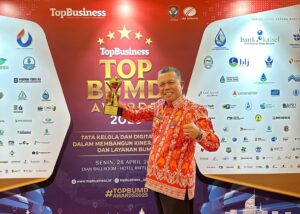 Bupati Bombana Raih Penghargaan Top Pembina BUMD Nasional 2025