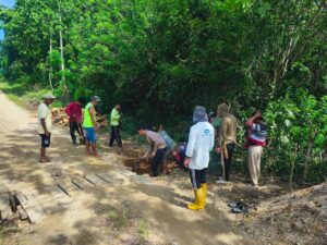 Pembuatan Plat Dekker TMMD ke-124 Kodim 1431/Bombana Tahap Penggalian dan Pemindahan Jalur