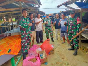 Babinsa Koramil 1431-03/Poleang Gelar Karya Bhakti Bersihkan Pasar Boepinang Barat.
