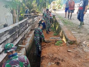 Babinsa Koramil 1431-02/Kabaena Karya Bakti Pembersihan Parit, ciptakan Lingkungan yang Bersih dan Sehat