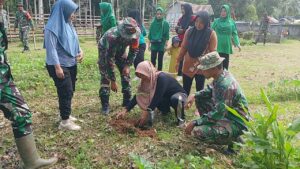Jum’at Bersih, Babinsa Koramil 1431-02/Kabaena Laksanakan Karya Bhakti Penanaman Pohon.