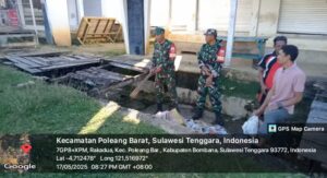 Bersinergi dengan Masyarakat dan Pedagang, Babinsa Koramil 1431-03/Poleang Pimpin Pembersihan Pasar Rakadua
