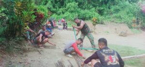 Sinergi Tanpa Batas untuk Negeri, Satgas TMMD ke-124 dan Masyarakat Rakit Besi Plat Jembatan Kolombi