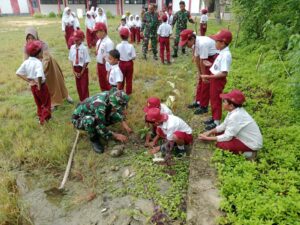 Libatkan Guru dan Siswa, Babinsa Koramil 1431-03/Poleang Laksanakan Penanaman Pohon Buah di Lingkungan Sekolah