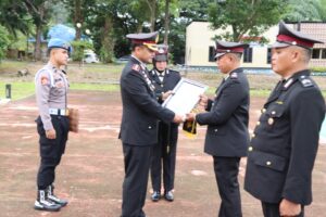 Polres Bombana Gelar Upacara Hari Kebangkitan Nasional 2025, Kapolres Pimpin Pemberian Penghargaan