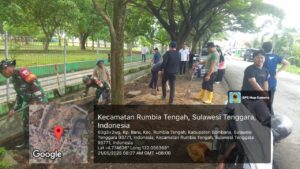 Bersama Aparat Kelurahan dan Masyarakat, Babinsa Koramil 1431-01/Rumbia Kerja Bakti Bersihkan Sampah Selokan
