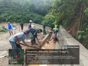 Bersihkan Parit Agar Air Lancar, Babinsa Koramil 02 Kabaena Bersinergi dengan Aparat Pemerintahan Desa