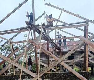 Masyarakat dan Satgas TMMD ke-124 Kebut Pembangunan RTLH milik Ibu Tina