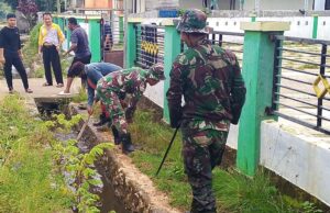 Lurah Kampung Baru dan Babinsa Koramil 1431-01/Rumbia Karya Bhakti Bersihkan Parit