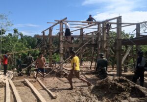 Program RTLH Satgas TMMD ke 124 Kodim 1431/Bombana, Pasang Ring Balok dan Kuda-Kuda Rumah Ibu Hasneni