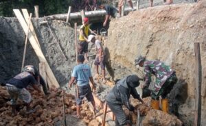 Pembuatan Pondasi Jembatan Desa Kolombi di Kebut Satgas TMMD di Pekan Kedua.