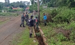 Peduli Lingkungan, Personel Koramil 1431-02/Kabaena Laksanakan Karya Bhakti Bersihkan Parit di Kelurahan Rahampuu