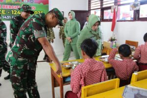 Pangdam Tinjau Program Gizi dan Beri Bingkisan di Bombana