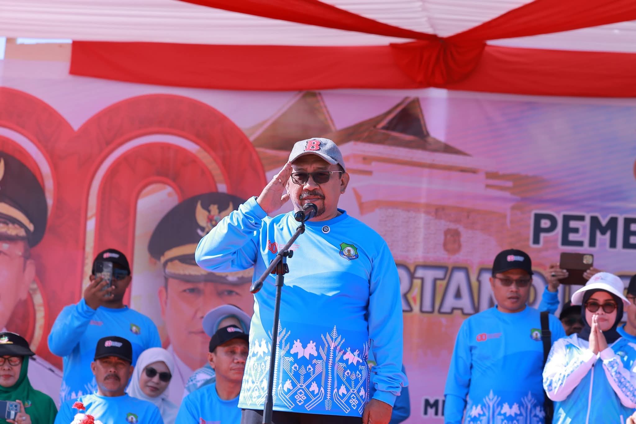 Bupati Bombana Ir. H. Burhanuddin, M.Si Saat Memberikan Sabutan di Kegiatan Upacara Pembukaan PORSENI Antara OPD Lingkup Kabupaten Bombana di Alun-Alun Kasipute Kecamatan Rumbia Selasa 12 Agustus 2025