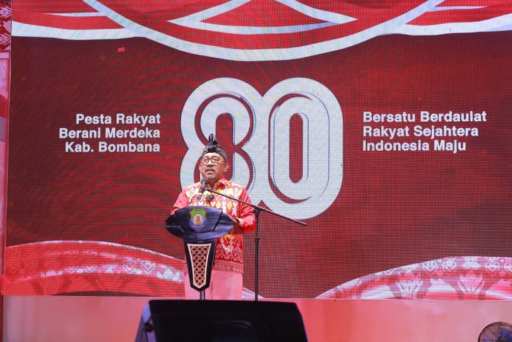 Bupati Bombana Ir. Burhanuddin, M.Si Saat Membawakan Sambutan di Acara Malam Ramah Tamah & Pesta Rakyat Berani Merdeka pada puncak peringatan Hari Ulang Tahun ke-80 Kemerdekaan Republik Indonesia, bertempat di Alun-Alun Kasipute, Minggu malam (17/8).
