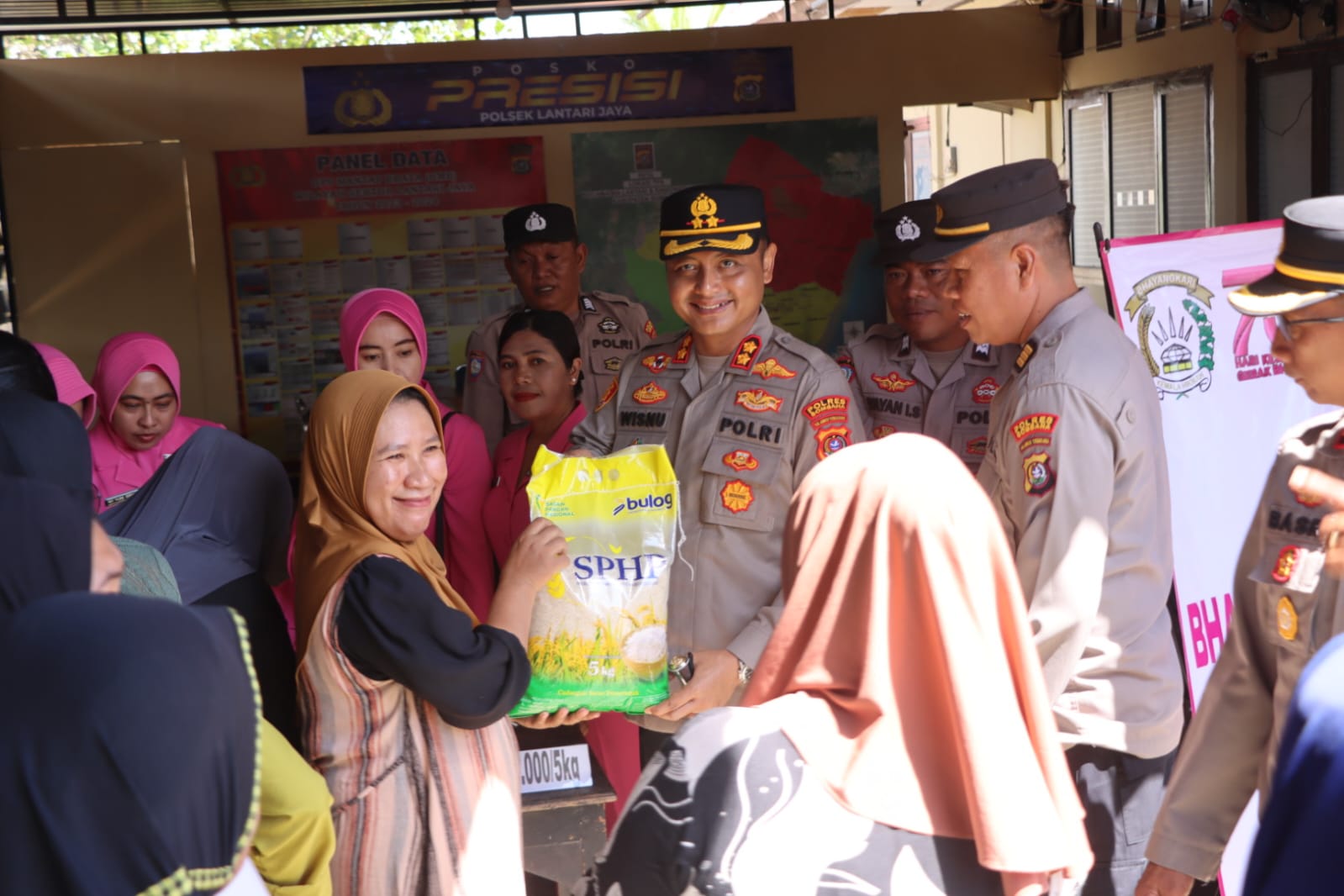 Penyerahan Bantuan Pangan Murah Secara Simbolis Oleh KapolresBombana AKBP Wisnu Hadi, S.I.K., M.I.K Kepada Masyarakat di Kegiatan Pangan Murah Serentak Rabu 13 Agustus 2025