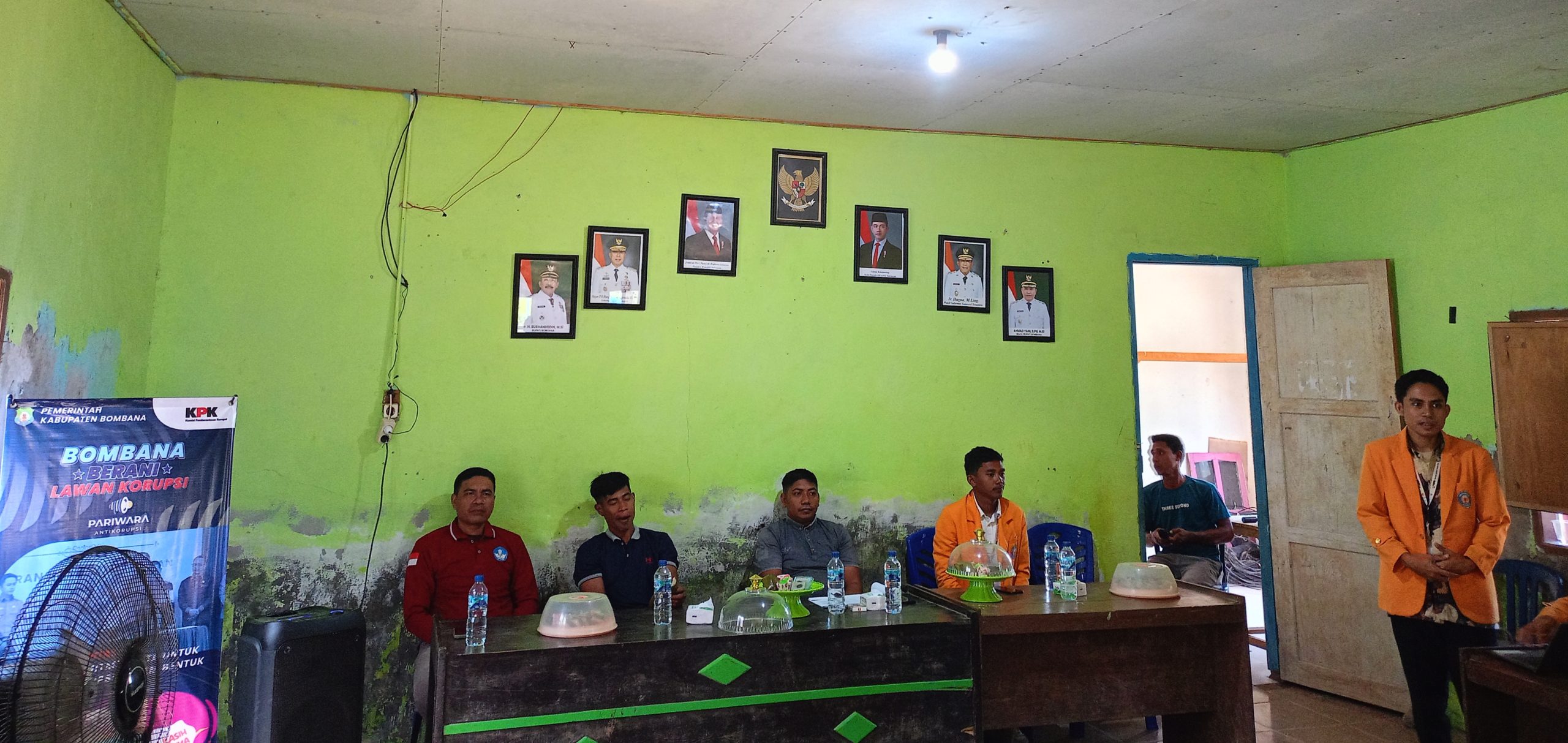 Ketgam : Penyampaian Program Kerja Oleh Mahasiswa Kuliah Kerja Nyata (KKN) Universitas Halu Oleo (UHO) di aula Kantor Desa Mawar Kecamatan Mataoleo Kabupaten Bombana, Jum'at 15 Agustus 2025