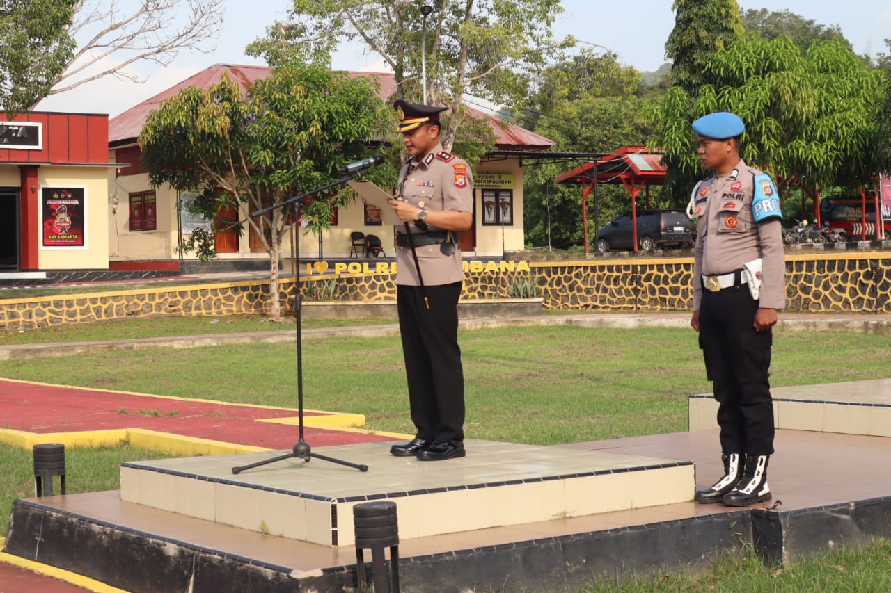 Kapolres Bombana AKBP Wisnu Hadi, S.I.K., M.I.K Saat Bertindak Sebagai Inspektur Upacara di Upacara Peringatan Hari Juang Polri Tahun 2025 di Lapangan Apel Tatag Trawang Tungga Polres Bombana, Kamis 21 Agustus 2025 Foto : Humas Polres Bombana