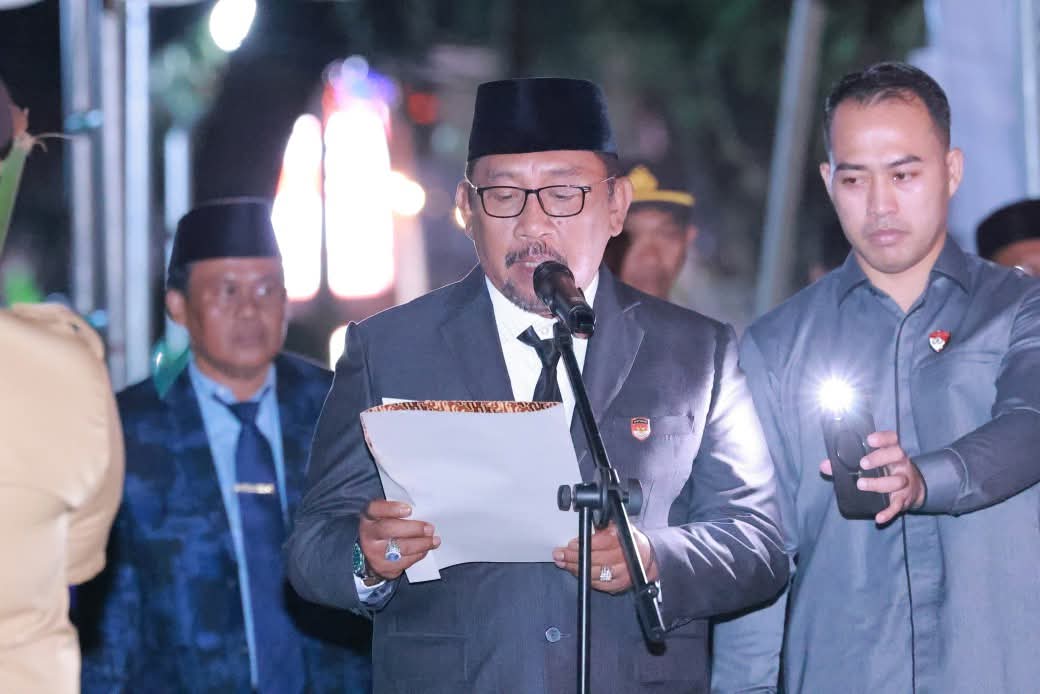 Ketgam : Bupati Bombana Ir. Burhanuddin, M.Si Saat Memimpin Upacara Apel Kehormatan dan Renungan Suci, yang digelar di Tugu Brimob, Kelurahan Kasipute, Sabtu malam 16 Agustus 2025