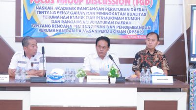 Ketgam : Sambutan Penjabat (Pj) Sekretaris Daerah (Sekda) Bombana, Ir. Syahrun, ST., M.P.W.K. (tengah) saat Mewakili Bupati Bombana di Kegiatan Forum Group Discussion (FGD) di Aula Kantor Bappeda Bombana Rabu 10 September 2025.