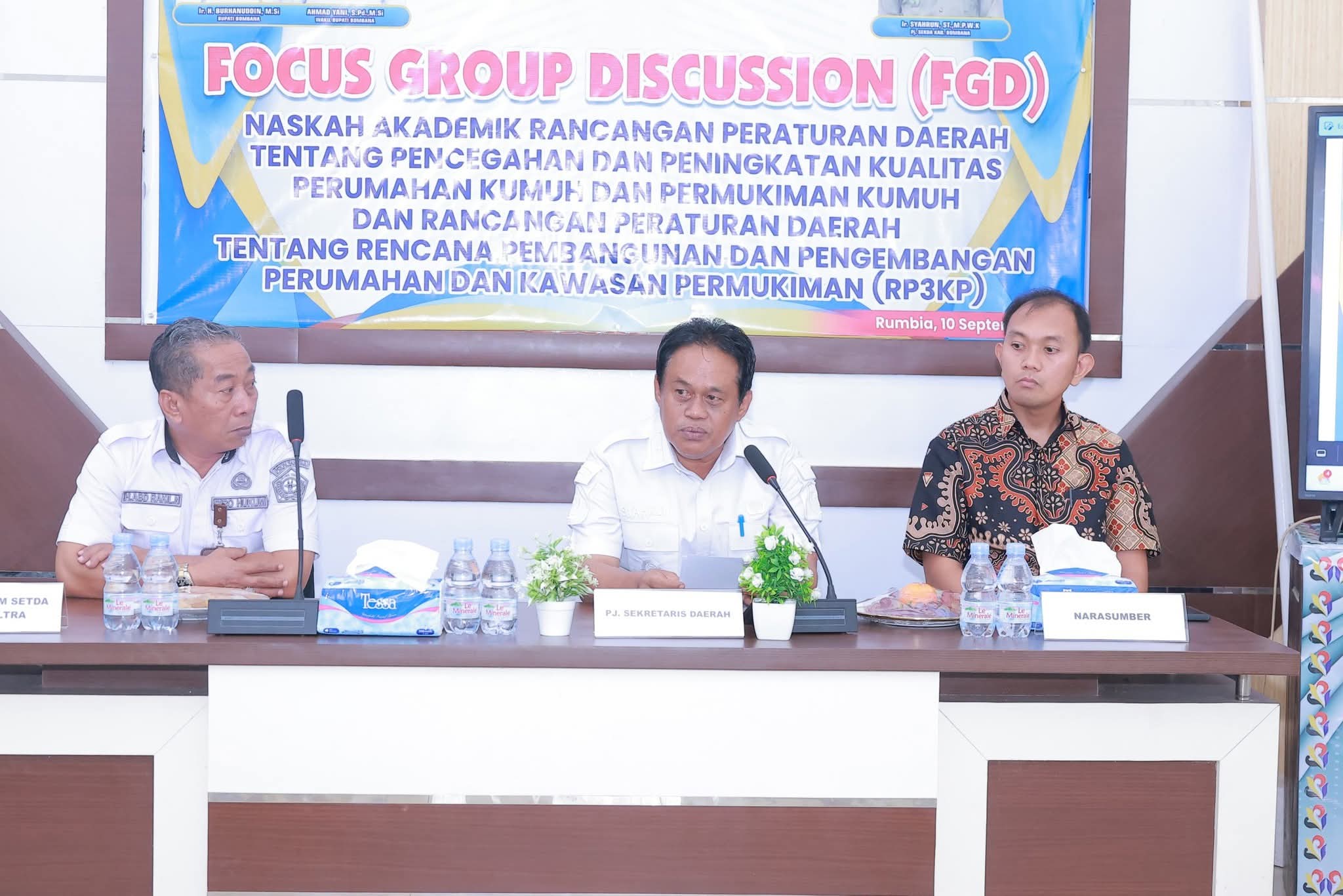 Ketgam : Sambutan Penjabat (Pj) Sekretaris Daerah (Sekda) Bombana, Ir. Syahrun, ST., M.P.W.K. (tengah) saat Mewakili Bupati Bombana di Kegiatan Forum Group Discussion (FGD) di Aula Kantor Bappeda Bombana Rabu 10 September 2025.