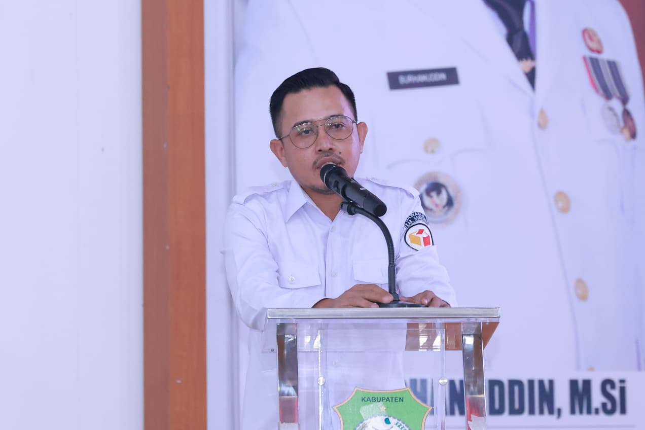 Ketgam: Ketua Badan Pengawas Pemilihan Umum (BAWASLU) Kabupaten Bombana Irpan, SH., M.Kn saat Membawakan Sambutan di Kegiatan Penguatan Lembaga Pengawasan di Aula Tanduale Kantor Bupati Bombana, Rabu 10 September 2025.