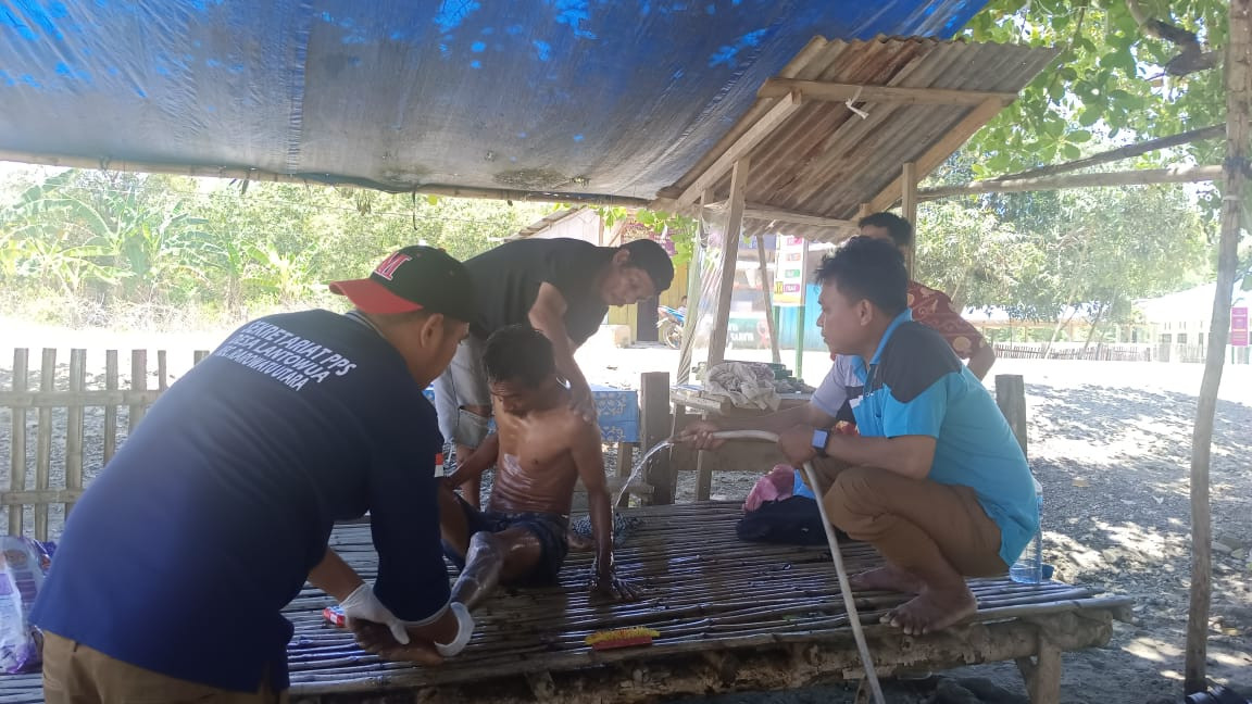 Petugas Dinas Sosial Kabupaten Bombana bersama aparat desa dan warga melakukan penanganan awal terhadap ODGJ di Desa Lantowua, Kecamatan Rarowatu Utara, dengan memandikan serta membersihkan sebelum proses identifikasi dan perawatan lebih lanjut.