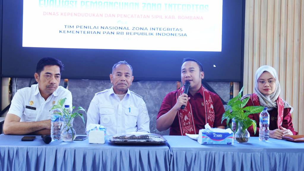 Dari Kiri: Inspektur Inspektorat Bombana, Ridwan, S.Sos., M.P.W, Kepala Dinas Disdukcapil, Firdaus, S.Pd., MM, Perwakilan TPN Kementerian PANRB, Tarcius Bagus Putra Prasojo, S.H