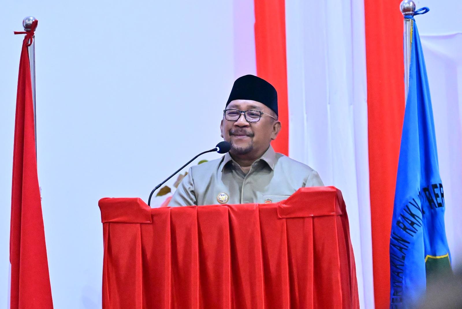 Ketgam : Bupati Bombana Ir. H. Burhanuddin, M.Si Saat Memberikan Sambutan di Rapat Paripurna Dewan Perwakilan Rakyat Daerah (DPRD) Kabupaten Bombana di Ruang Rapat Paripurna DPRD Kab. Bombana, Selasa 30 September 2025