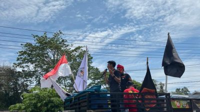 Anggota Aliansi Masyarakat Moronene berorasi dari atas mobil komando di Ibu Kota Kabupaten Bombana, Senin (6/10/2025).