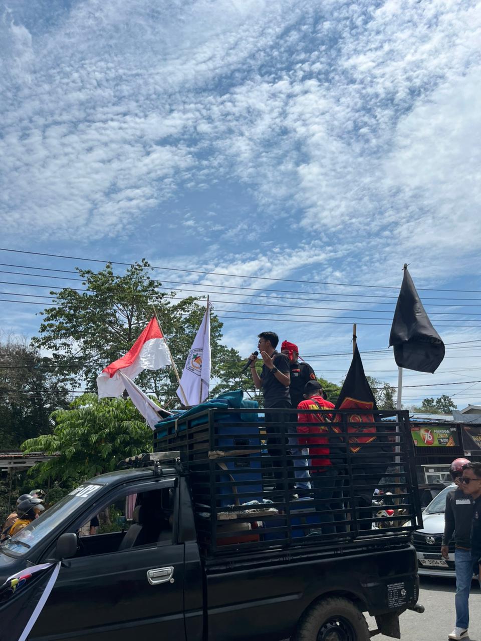 Anggota Aliansi Masyarakat Moronene berorasi dari atas mobil komando di Ibu Kota Kabupaten Bombana, Senin (6/10/2025).