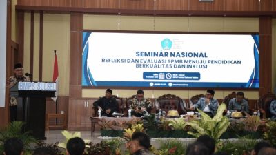 Menteri Pendidikan Dasar dan Menengah Abdul Mu’ti saat memberikan sambutan pada Seminar Nasional “Refleksi dan Evaluasi SPMB Menuju Pendidikan Berkualitas dan Inklusif” di Makassar, Sabtu (11/10/2025).