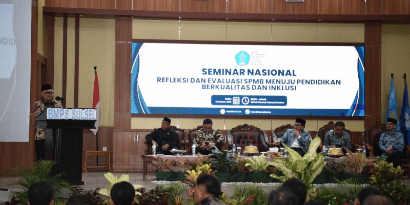 Menteri Pendidikan Dasar dan Menengah Abdul Mu’ti saat memberikan sambutan pada Seminar Nasional “Refleksi dan Evaluasi SPMB Menuju Pendidikan Berkualitas dan Inklusif” di Makassar, Sabtu (11/10/2025).