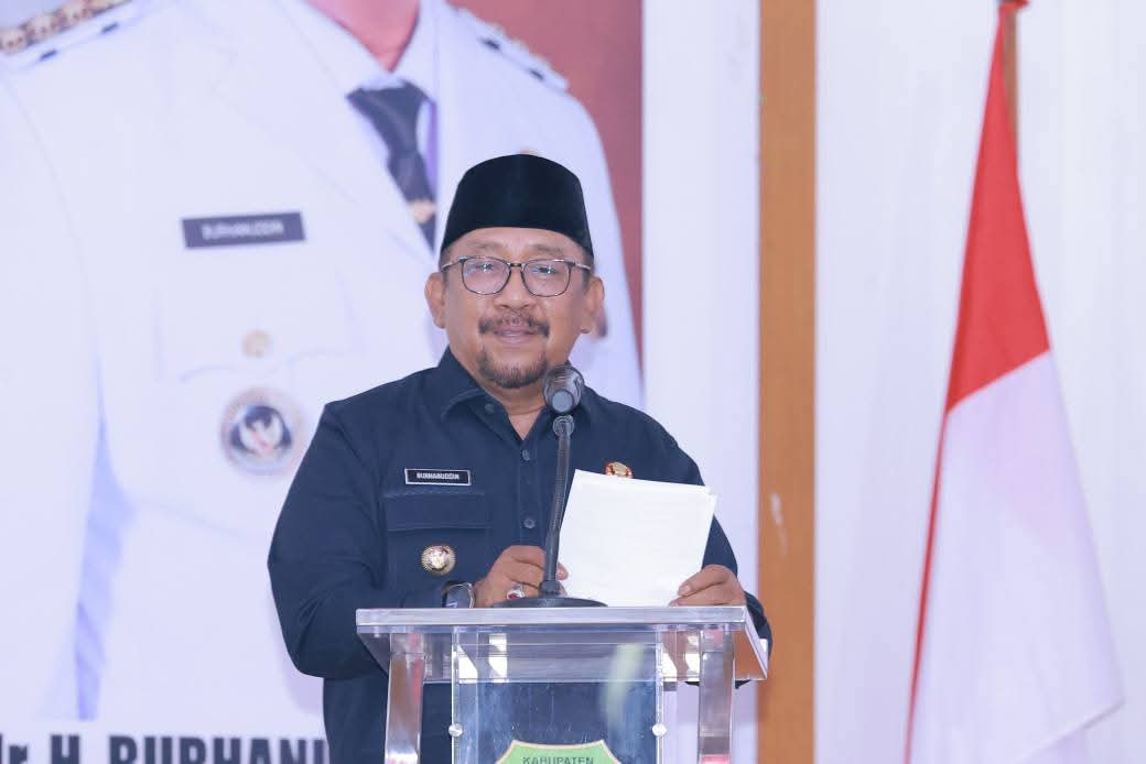 Ketgam : Bupati Bombana Ir. H. Burhanuddin, M.Si saat Memberikan Sambutan di Kegiatan Pelantikan Penjabat (Pj) Sekretaris Daerah di Aula Tanduale Kantor Bupati Bombana Selasa, 7 Oktober 2025