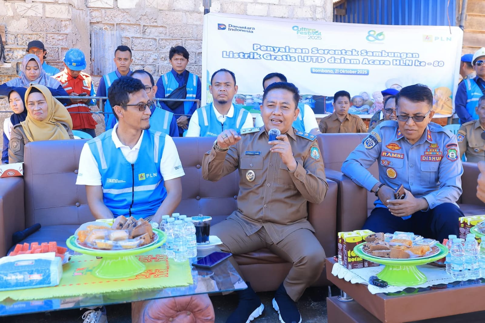 Ketgam : Wakil Bupati Bombana Ahmad Yani, S.Pd., M.Si Saat meberikan Sambutan di kegiatan Hari Listrik Nasional di Kelurahan LAuru Kecamatan Rumbia Tengah Selasa 21 Oktober 2025