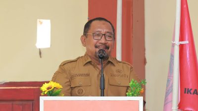 ketgam : Bupati Bombana Ir. H. Burhanuddin, M.Si Saat Memberikan Sambutan di Kegiatan Pelantikan dan Rapat Kerja Pengurus IMPIB Kendari di Salah Satu Hotel Kelurahan Poea Kecamatan Rumbia Tengah, Senin 20 Oktober 2025