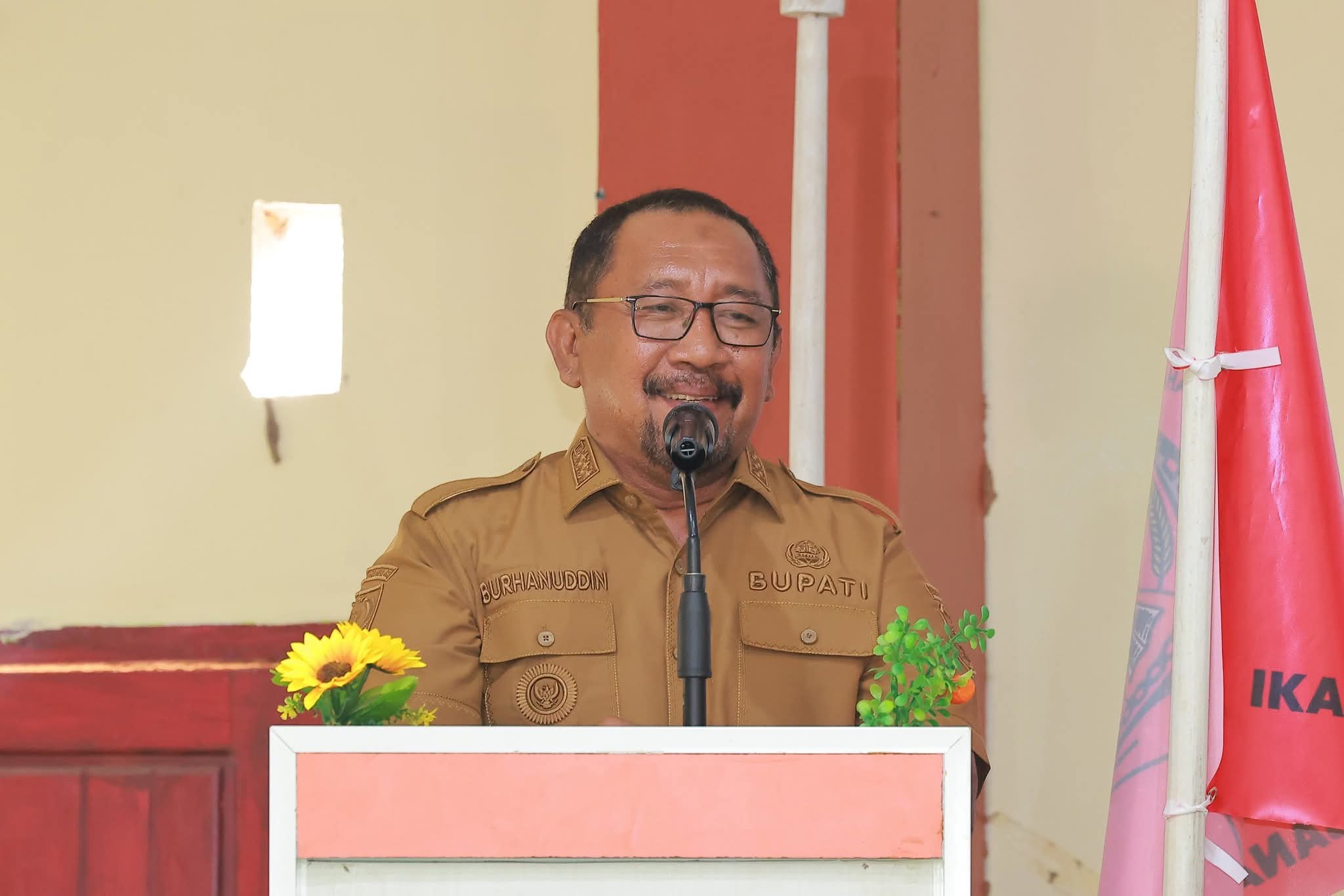 ketgam : Bupati Bombana Ir. H. Burhanuddin, M.Si Saat Memberikan Sambutan di Kegiatan Pelantikan dan Rapat Kerja Pengurus IMPIB Kendari di Salah Satu Hotel Kelurahan Poea Kecamatan Rumbia Tengah, Senin 20 Oktober 2025