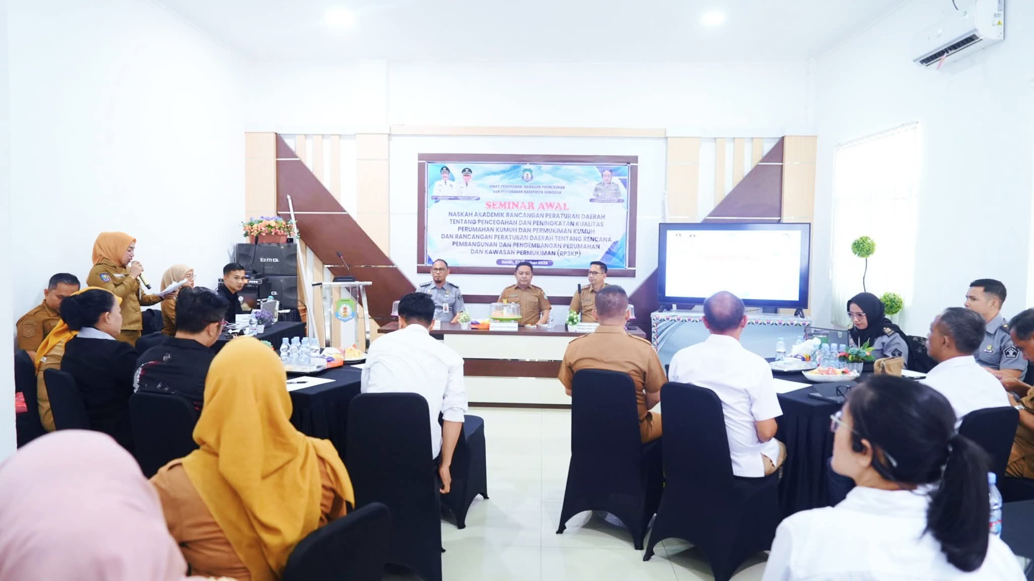 Ketgam : Suasana Seminar Awal Naskah Akademik untuk dua Rancangan Peraturan Daerah (Raperda) tentang perumahan dan permukiman di di Aula Kantor Bappeda Kabupaten Bombana, Senin 20 Oktober 2025.