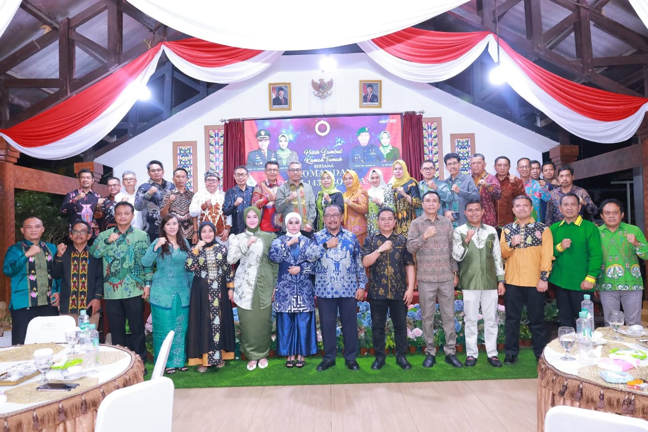 Foto Bersama Psah Sambut Komandan Kodim (Dandim) 1431/Bombana di Pendopo Rumah Jabatan Bupati, Minggu 19 Oktober 2025