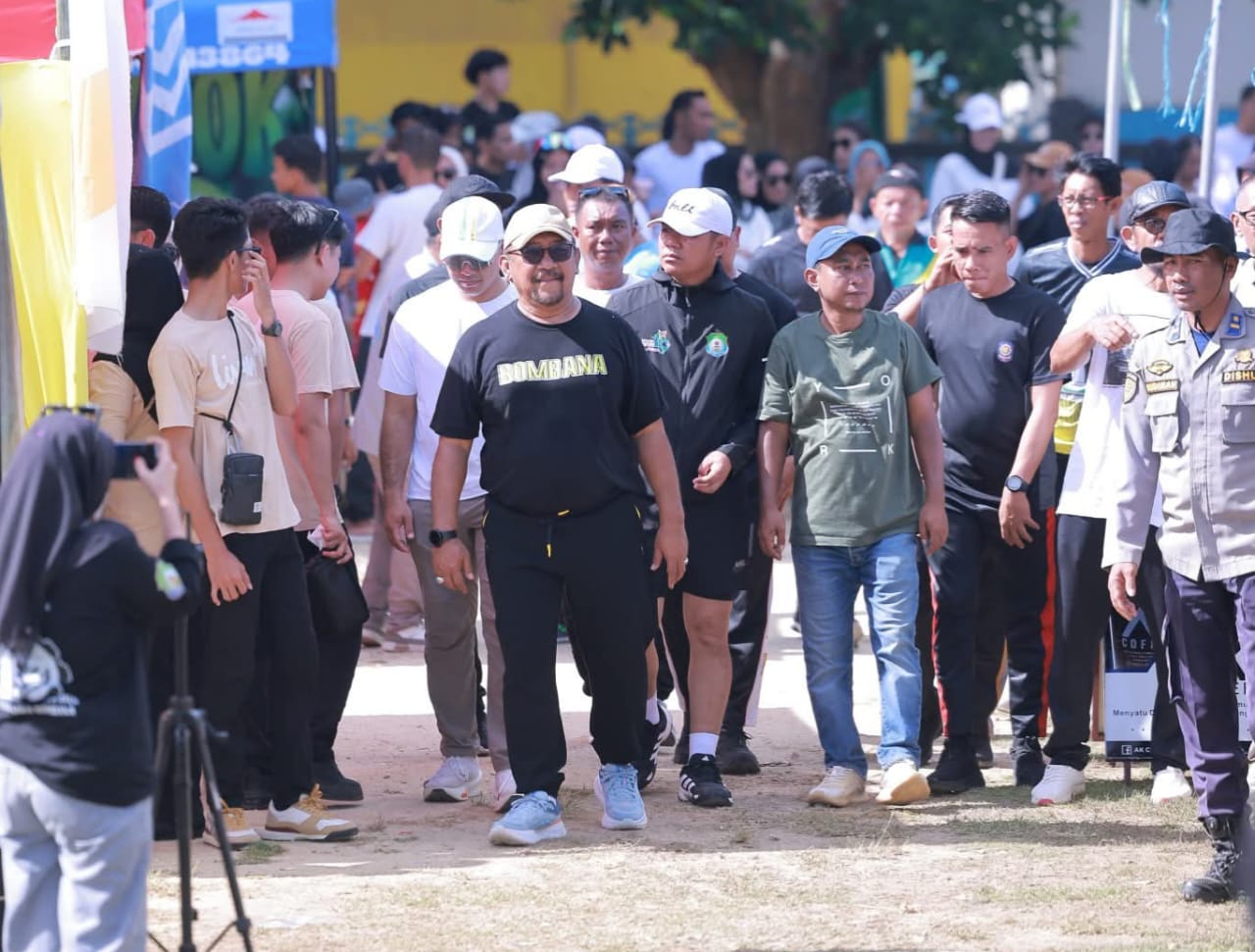 ketgam : Suasana Kegiatan Expo UMKM yang dikemas dalam kegiatan jalan santai di Kecamatan Poleang Minggu, 19 Oktober 2025.