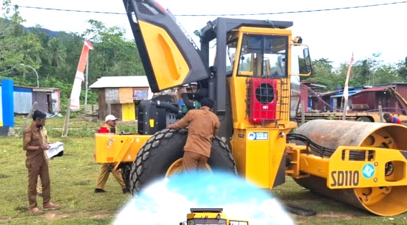 Vibro Roller Volvo SD110 akhirnya tiba di Pulau Kabaena