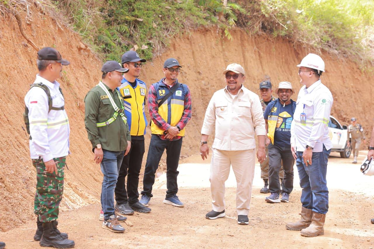 Bupati Bombana Ir. H. Burhanuddin, M.Si., bersama Wakil Bupati H. Ahmad Yani, S.Pd., M.Si., meninjau progres pekerjaan peningkatan jalan Batuawu–Olondoro pada hari kedua kunjungan kerja mereka di Pulau Kabaena didampingi Kepala Dinas PUPR, Sofian Baco beserta para Kabid