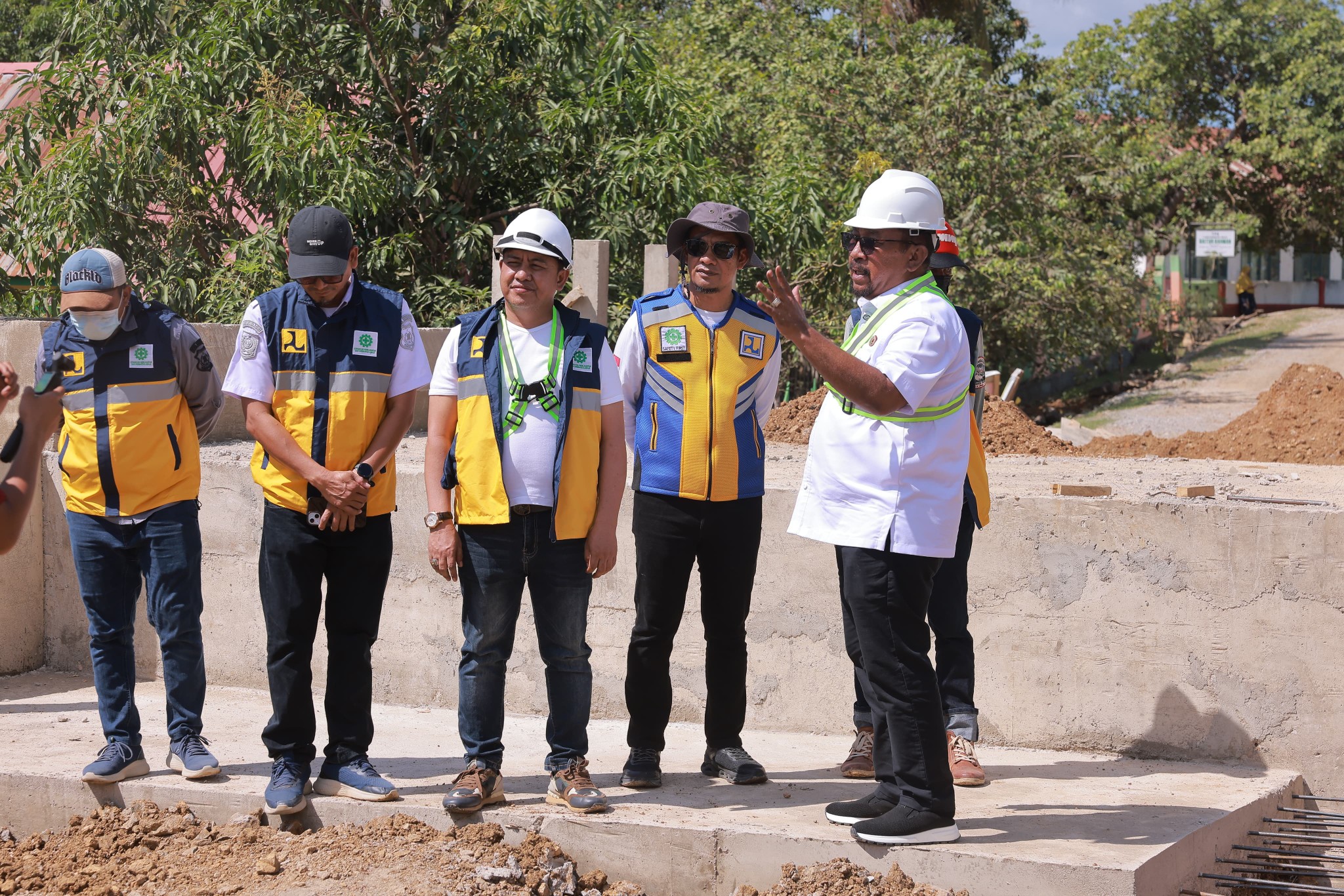 Bupati Bombana Ir. H. Burhanuddin, M.Si dan Wakil Bupati Bombana Ahmad Yani, S.Pd., M.Si bersama Dinas PUPR saat meninjau Progres Pembangunan Jalan dan Jembatan di Pulau Kabaena
