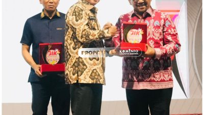 Ketgam: Penyerahan Penghargaan Bulan Inklusi Keuangan (BIK) Award 2025 dari Otoritas Jasa Keuangan (OJK) kategori "Pemerintah Daerah Penggerak Literasi Keuangan Termasif" Oleh Gubernur Sulawesi Tenggara Andi Sumangerukka (ASR) kepada Bupati Bombana Ir. H. Burhaniddin, M.Si (Batik Merah) di Pelataran ex MTQ Kota Kendari, Sabtu 25 Oktober 2025 (Dok. Kominfo Bombana)