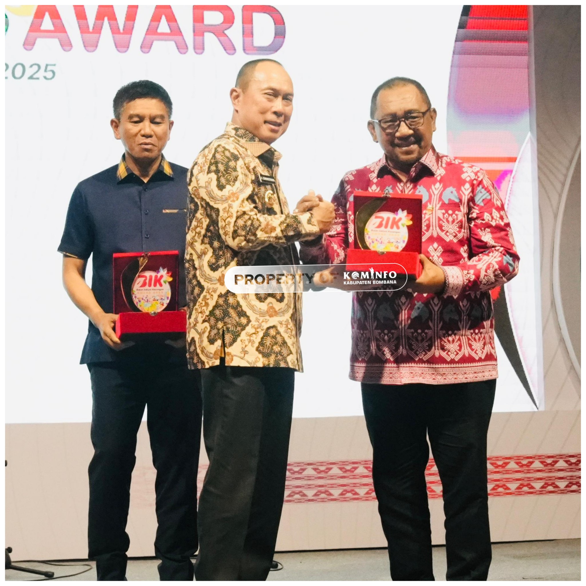 Ketgam: Penyerahan Penghargaan Bulan Inklusi Keuangan (BIK) Award 2025 dari Otoritas Jasa Keuangan (OJK) kategori "Pemerintah Daerah Penggerak Literasi Keuangan Termasif" Oleh Gubernur Sulawesi Tenggara Andi Sumangerukka (ASR) kepada Bupati Bombana Ir. H. Burhaniddin, M.Si (Batik Merah) di Pelataran ex MTQ Kota Kendari, Sabtu 25 Oktober 2025 (Dok. Kominfo Bombana)